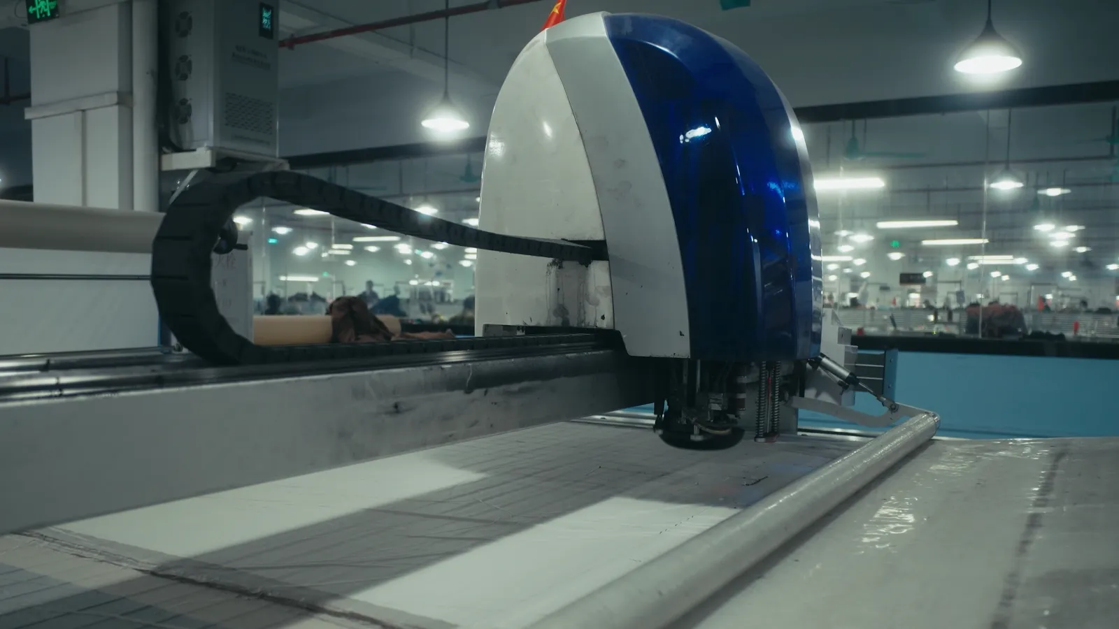 Coupe automatique de tissu technique en usine outerwear