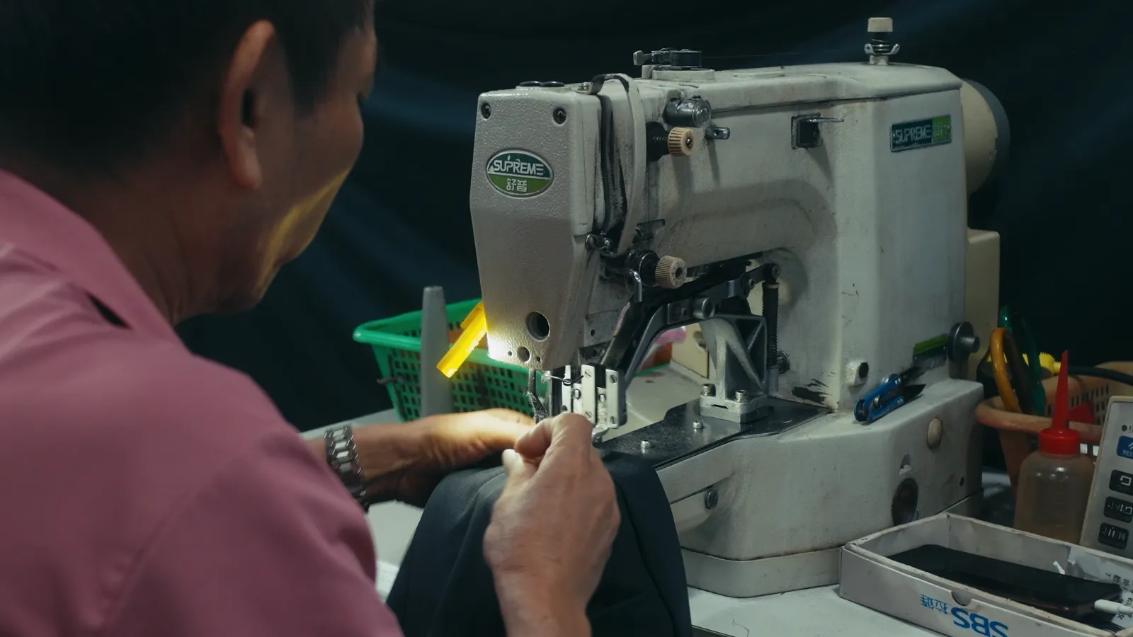 Poste de couture en usine de confection menswear